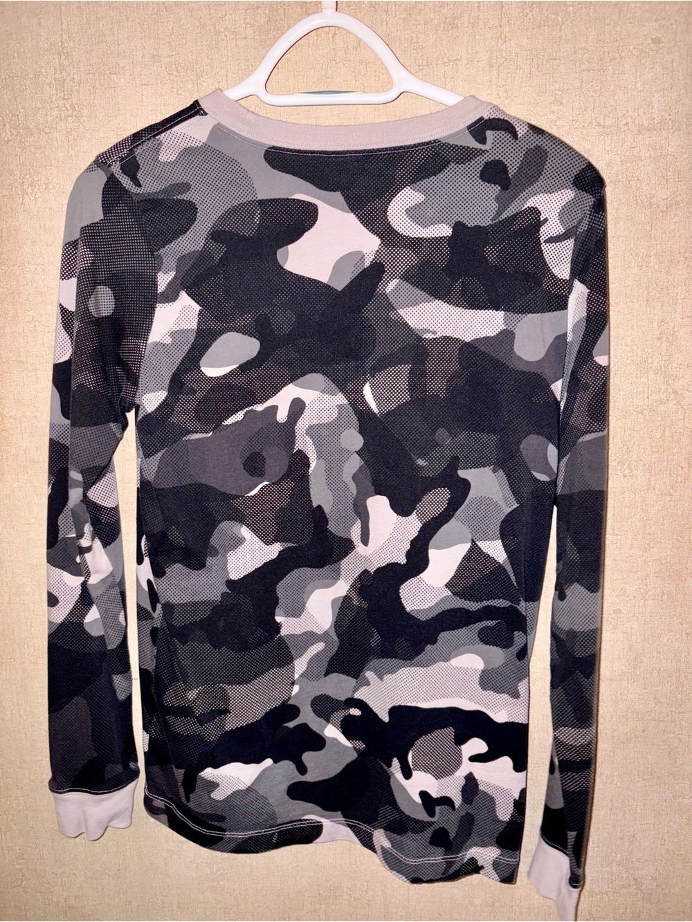 Nike Men’s Long-Sleeve Camo Performance Shirt - Black/Gray/White - Picture 3 of 3